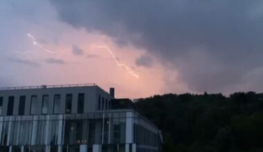 des éclairs déchirent le ciel, près de 4000 impacts de foudre en 24h