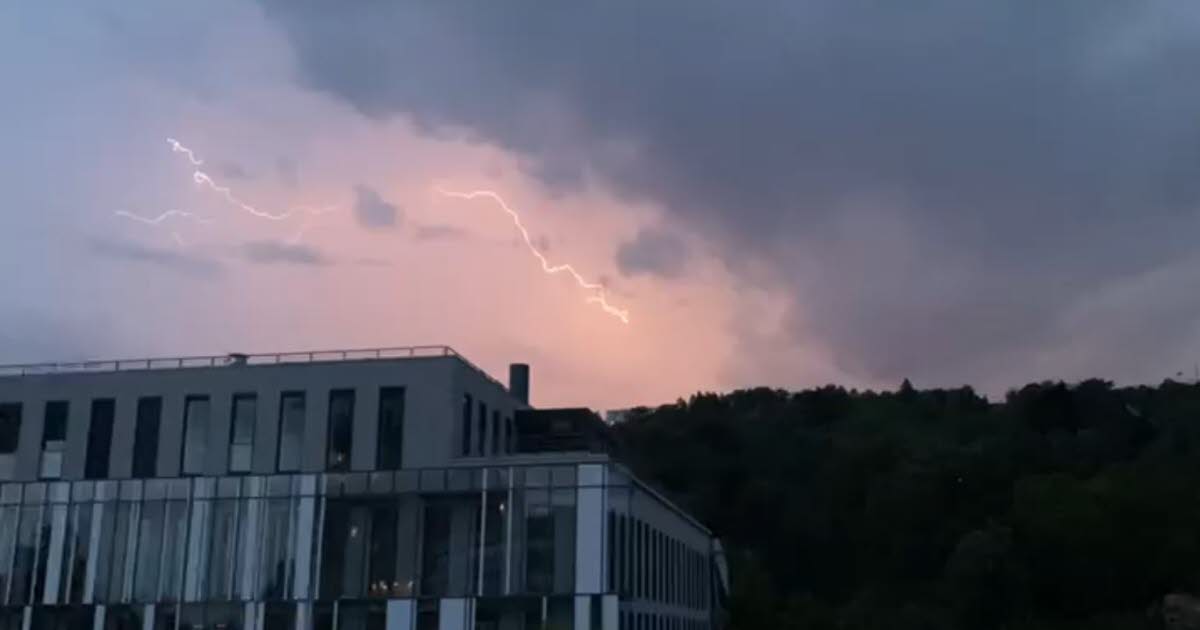 des éclairs déchirent le ciel, près de 4000 impacts de foudre en 24h