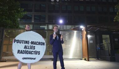 volée au musée Grévin, la statue d'Emmanuel Macron a été déposée devant le siège d'EDF