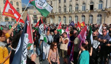 plusieurs centaines de personnes se rassemblent en soutien à la « Flottille de la liberté » place Stanislas