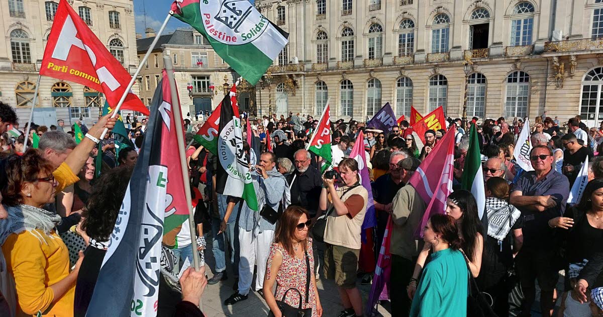 plusieurs centaines de personnes se rassemblent en soutien à la « Flottille de la liberté » place Stanislas