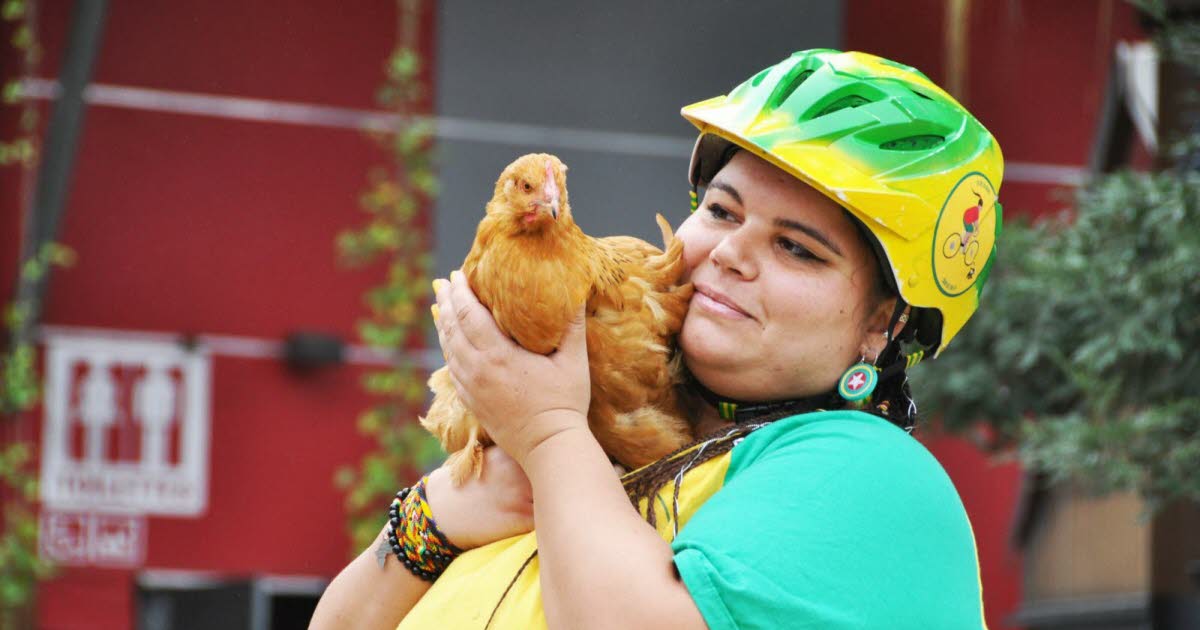 pour combattre les préjugés, elle se lance dans un Tour de France à vélo ﻿avec… sa poule