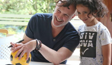 Strasbourg. Frank Lebœuf jongle entre les blagues et les ballons avec les familles d'enfants hospitalisés