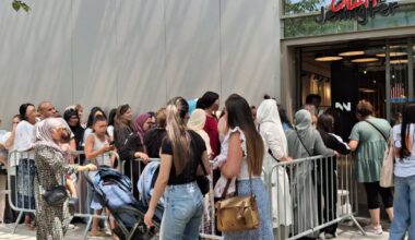 la foule pour la fermeture de Jennyfer à Steel