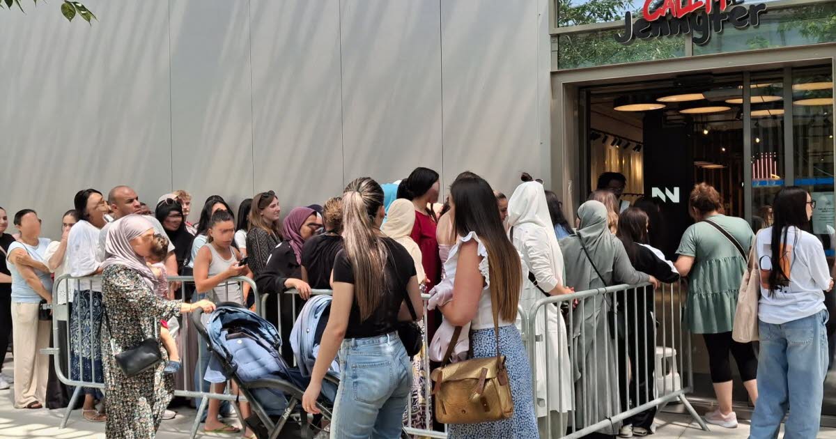 la foule pour la fermeture de Jennyfer à Steel