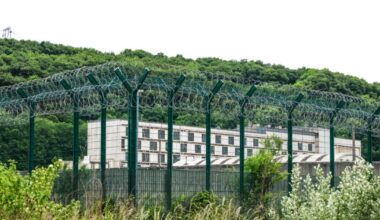 il est condamné à six mois ferme
