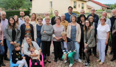 vingt-cinq convives à la Fête des voisins