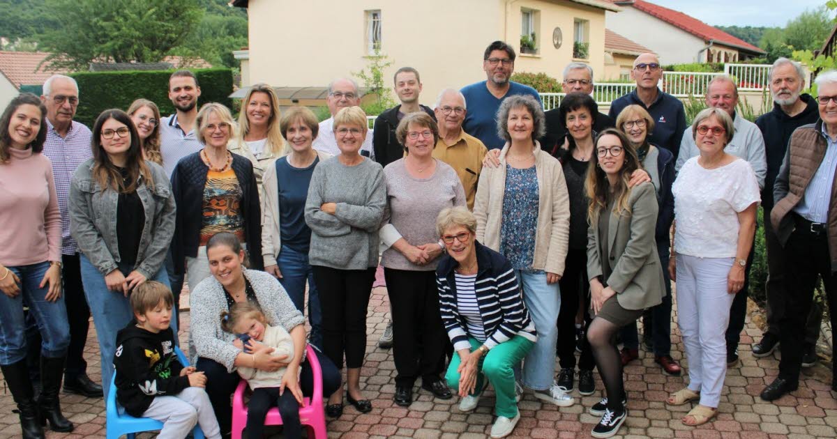 vingt-cinq convives à la Fête des voisins