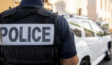 Lyon. Dans un état second, il frappe des passantes au hasard puis se jette sous un bus