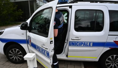 la course-poursuite se termine dans les barrières de sécurité