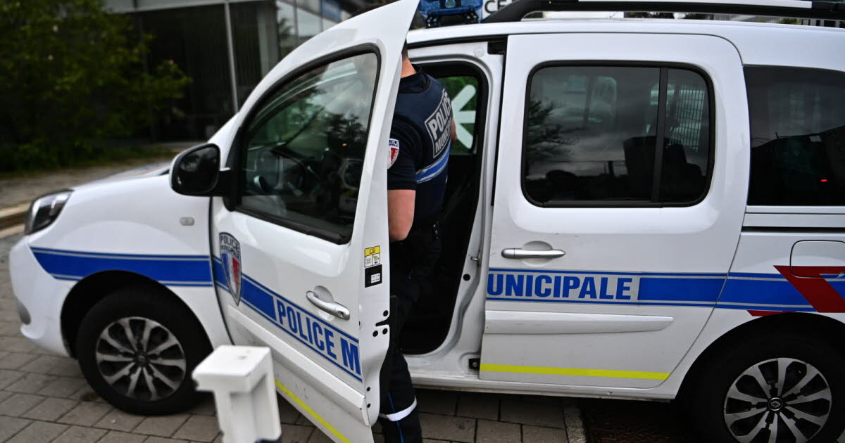 la course-poursuite se termine dans les barrières de sécurité