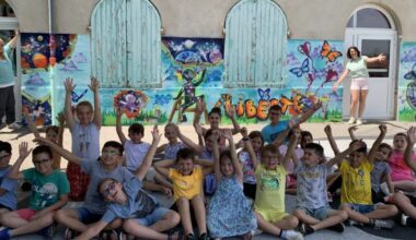 les CE2 créent une œuvre collective avec l’artiste Florica