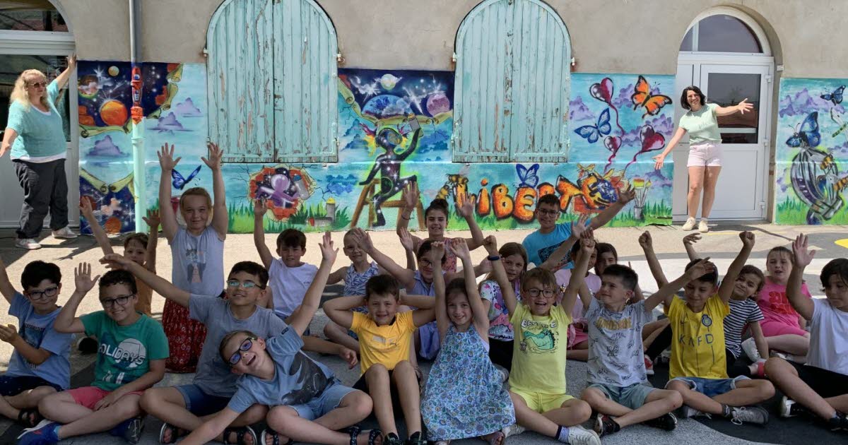 les CE2 créent une œuvre collective avec l’artiste Florica