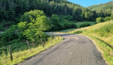 la pilote de la moto meurt sur le coup