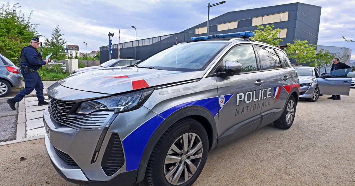 Nancy. Il pose un pistolet en plastique sur le capot d’une voiture de police