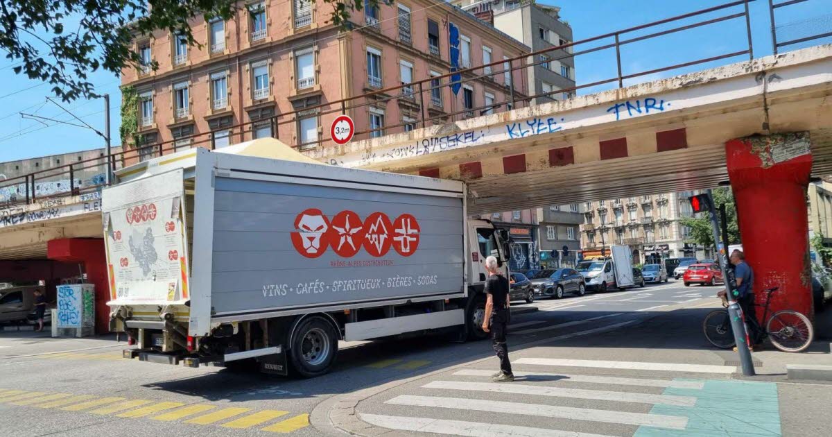 Grenoble. Un camion se retrouve bloqué sous le pont ferroviaire de l’Aigle