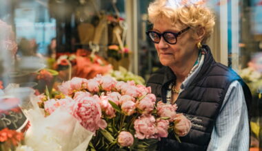 À 71 ans, Marie-Noëlle tient sa boutique de fleurs depuis 37 ans