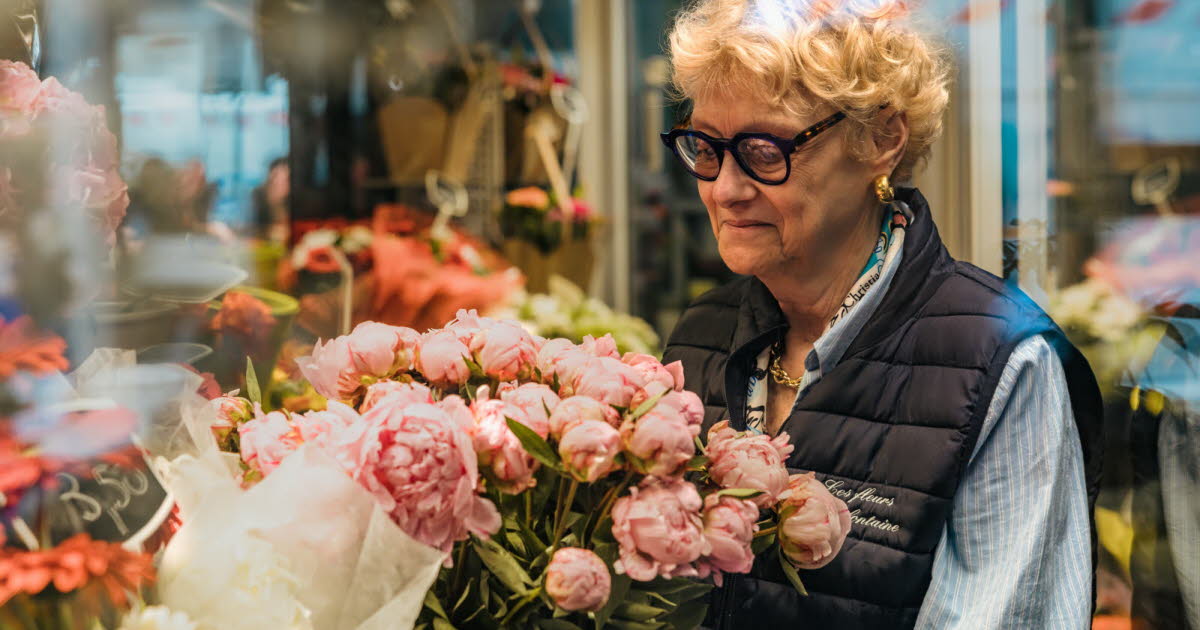 À 71 ans, Marie-Noëlle tient sa boutique de fleurs depuis 37 ans