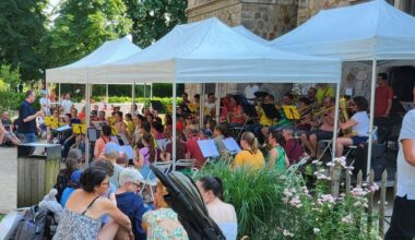 musiciens et public heureux de se retrouver au parc de la villa Saint-Michel