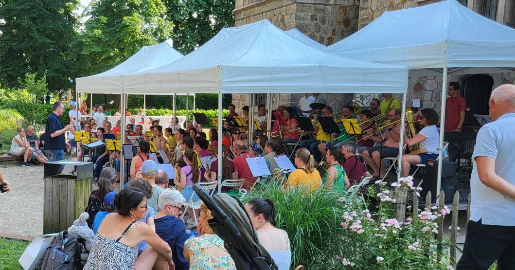 musiciens et public heureux de se retrouver au parc de la villa Saint-Michel