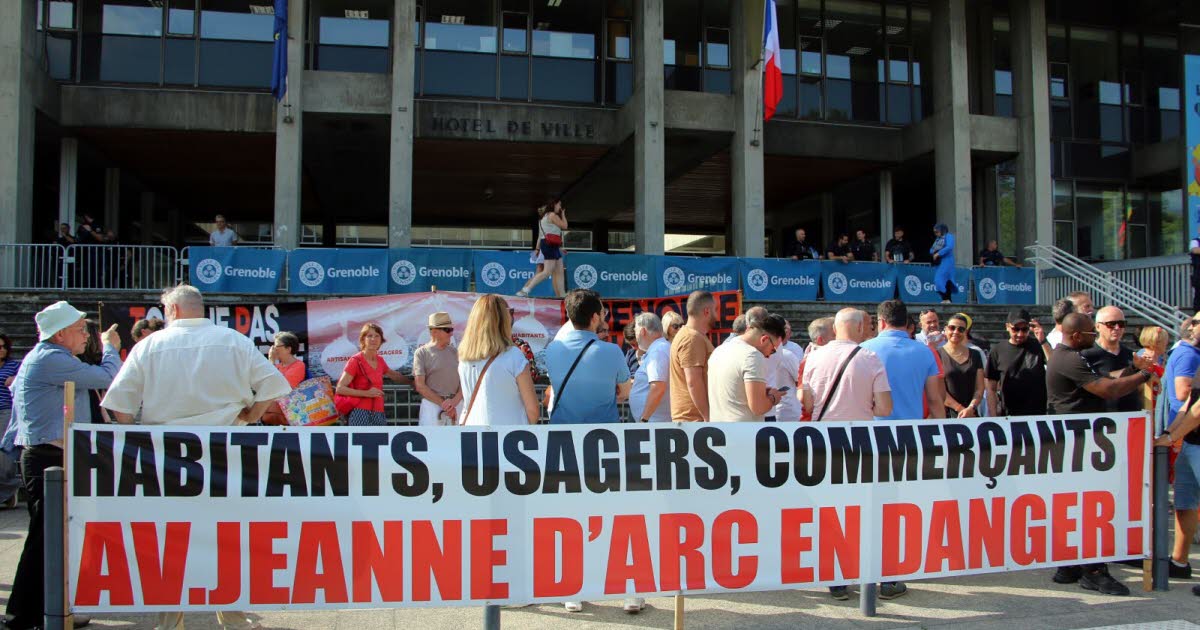 Grenoble. Manifestation en marge du conseil municipal : « Éric, rends-nous notre ville ! »