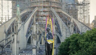 une première statue de la flèche de Notre-Dame est de retour sur la cathédrale