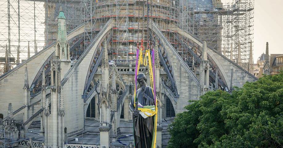une première statue de la flèche de Notre-Dame est de retour sur la cathédrale