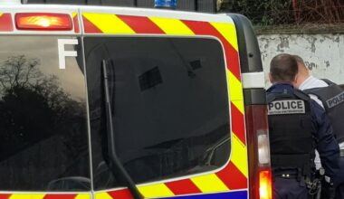 il tente de saisir l’arme d’un policier
