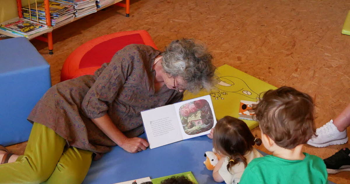 Moyen. Lecture pour les tout-petits à la bibliothèque