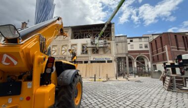 la façade de l'immeuble en péril place des Vosges est lentement démontée
