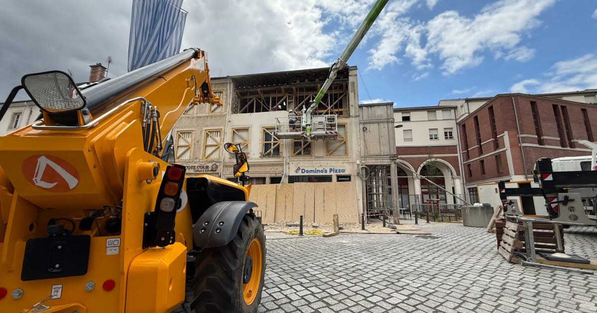 la façade de l'immeuble en péril place des Vosges est lentement démontée