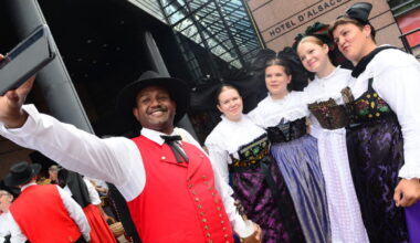 Strasbourg. Des coiffes et des sourires pour célébrer l’Alsace Fan Day