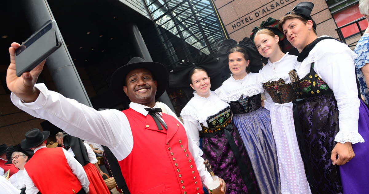 Strasbourg. Des coiffes et des sourires pour célébrer l’Alsace Fan Day