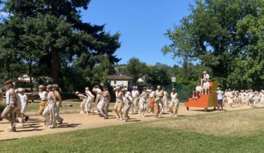 En images. Brignais. Avant le défilé d'ouverture de la Biennale à Lyon, 250 amateurs ont dansé pour leur public