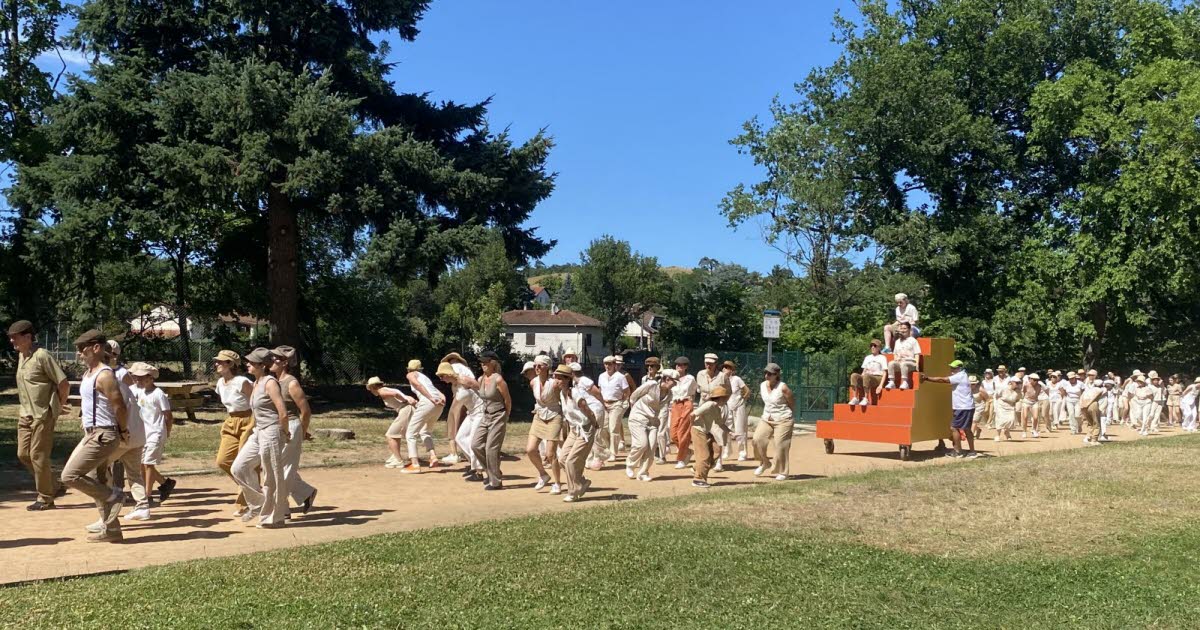 En images. Brignais. Avant le défilé d'ouverture de la Biennale à Lyon, 250 amateurs ont dansé pour leur public