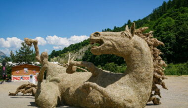 découvrez les spectaculaires sculptures sur paille et sur foin de Valloire