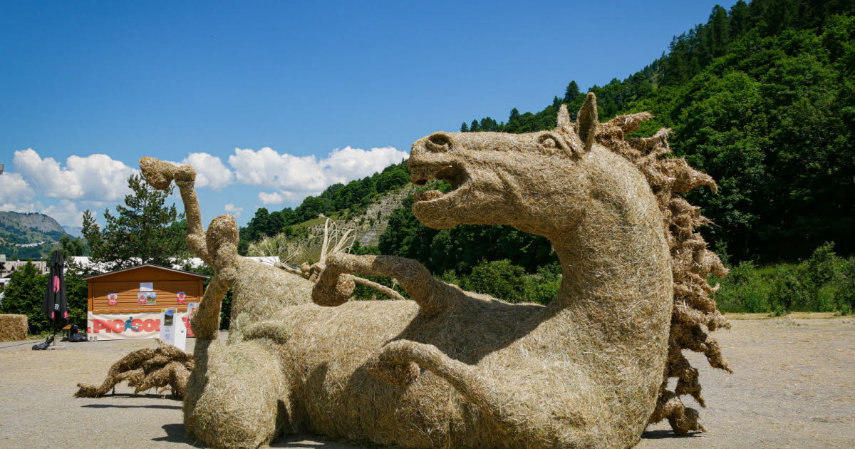 découvrez les spectaculaires sculptures sur paille et sur foin de Valloire