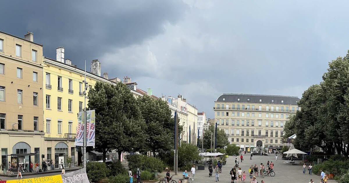 le Comité défaite de retour devant la mairie