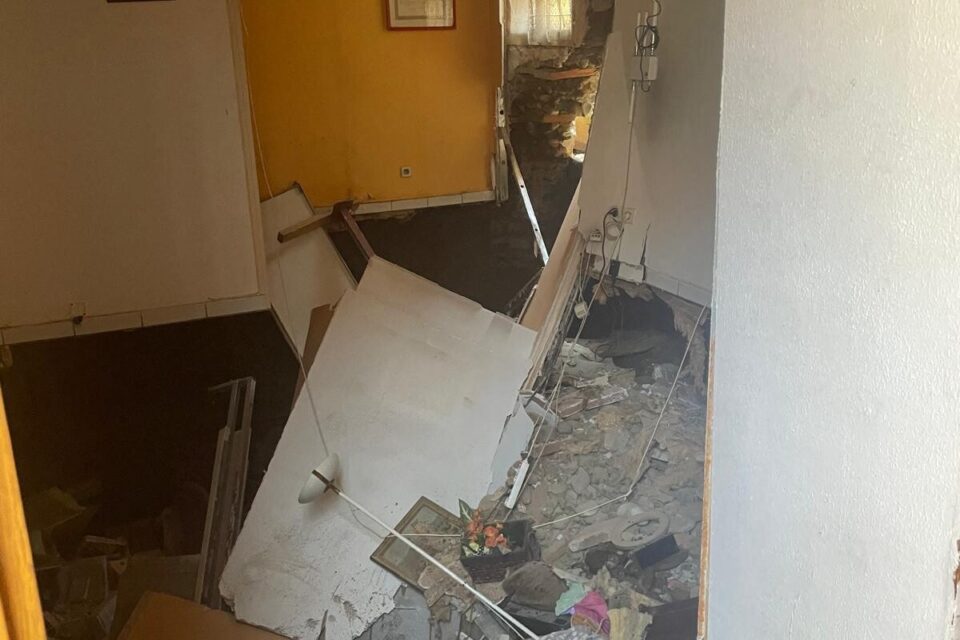 Le trou béant au milieu du salon de la maison du 6 rue Louis Massé 