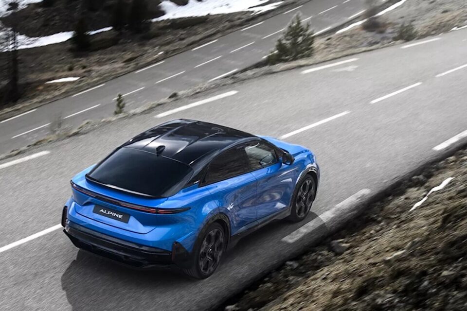 Avec ses trois moteurs électriques, l'Alpine est proposée en deux versions  puissantes 400 ch pour la GT et de 470 ch pour la GTS