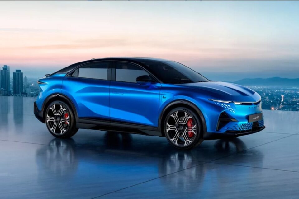 Les deux versions, bridées à 200 km/h, proposent 555 km d’autonomie, à pondérer en fonction de l’utilisation plus ou moins sportive de l’engin