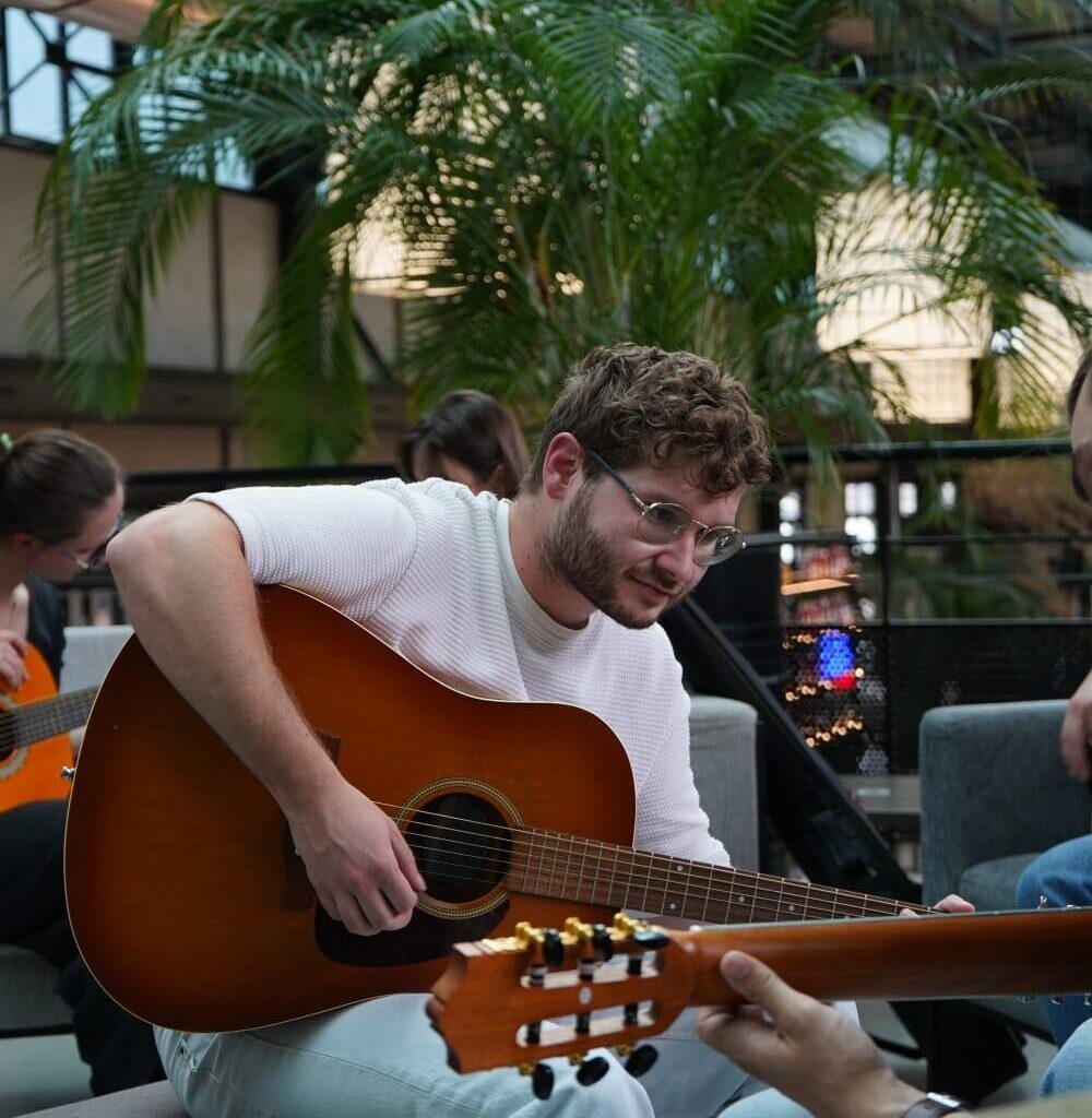 Vous voulez apprendre à jouer de la guitare ? À Rouen, Dorian propose des cours collectifs
