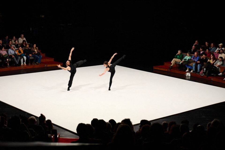 Ce spectacle est une invitation au voyage chorégraphique qui  explore les racines de la danse folklorique, du hip hop et du ballet 