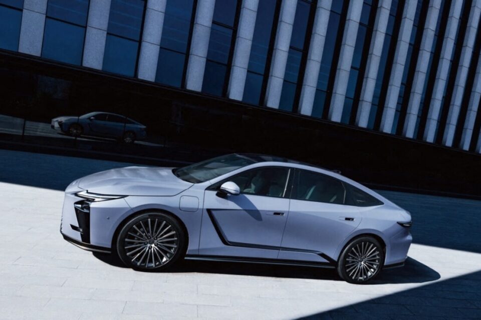 Le nouveau vaisseau de Lexus affiche une belle longueur de 5,14 m et 1,56 m de hauteur. 