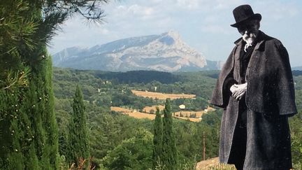Photomontage réalisé avec une photo de Paul Cezanne prise par Émile Bernard en 1904 et une vue de la montagne Sainte-Victoire depuis le jardin des Peintres, à Aix-en-Provence, mai 2025. (VALERIE GAGET / FRANCEINFO CULTURE)