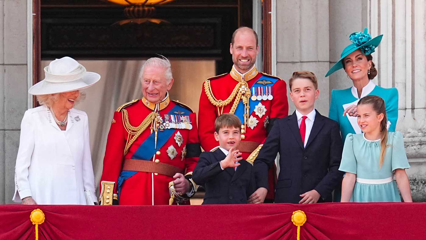 Tous les membres actifs de la famille royale britannique rejoignent Charles III au balcon pour son anniversaire public