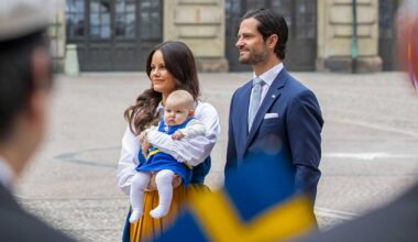 Le premier bain de foule de la princesse Ines à 4 mois et en costume national suédois