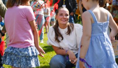 La princesse Ingrid Alexandra assure un rare engagement en solo avec brio auprès des enfants du festival Miniøya
