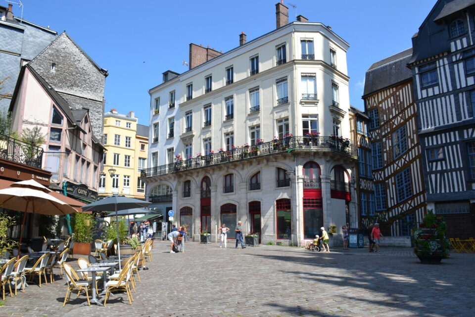 La galerie Métais se situe entre la rue de la République et la rue Damiette. 