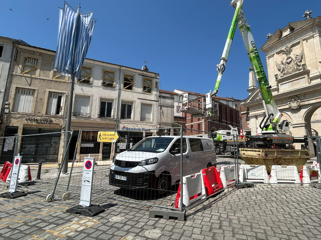 le démontage de la façade a démarré place des Vosges
